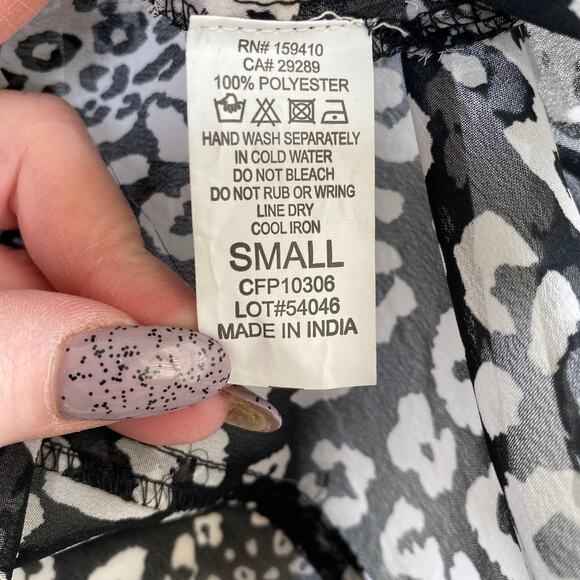 Olivaceous Black White Snow Leopard Sheer Sleeveless Blouse Top Small Tuxedo NEW - Picture 6 of 8